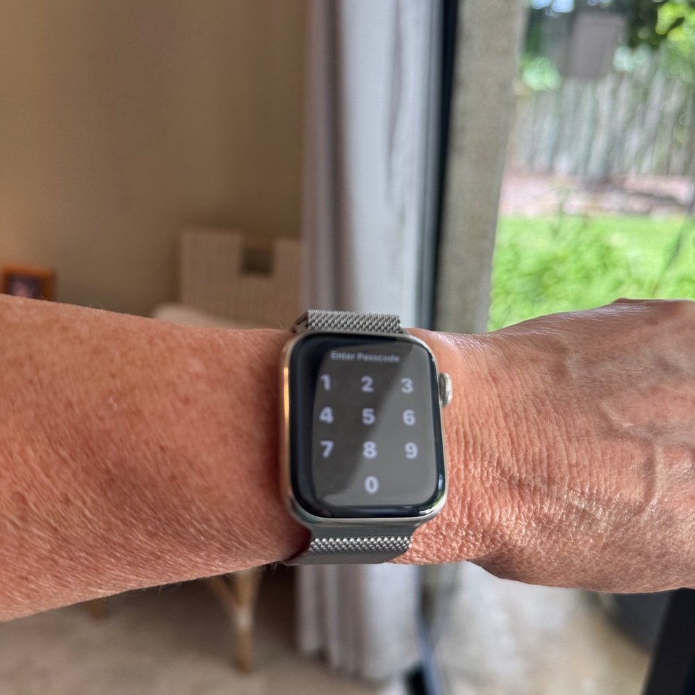 Apple Watch Stainless steel 6 series with cellular and gps. W/ Milanese loop - Picture 4 of 15